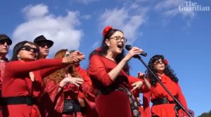 Read more about the article Fãs se vestem como Kate Bush em “Wuthering Heights” para celebrar aniversário da cantora