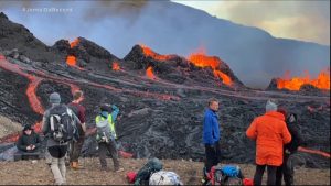 Read more about the article Vulcão entra em erupção na Islândia e governo declara estado de alerta