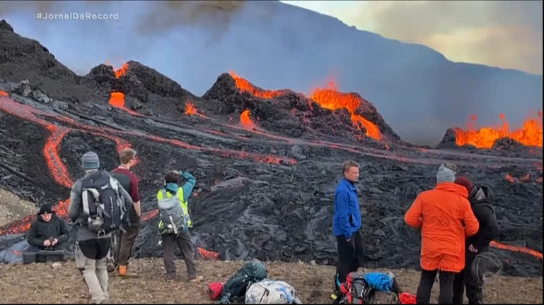 You are currently viewing Vulcão entra em erupção na Islândia e governo declara estado de alerta