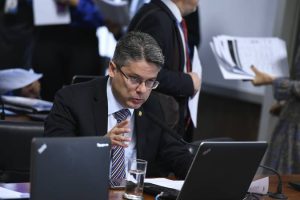 Read more about the article Senador quer obrigar candidatos à Presidência a participarem de debate