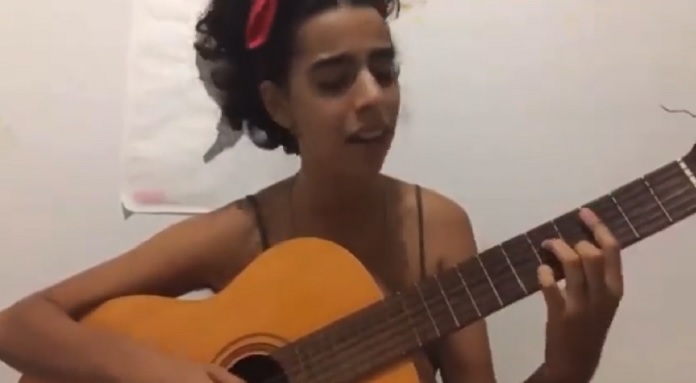 You are currently viewing Fãs se emocionam com vídeo antigo de Marina Sena ao violão compondo faixa do aclamado disco de estreia