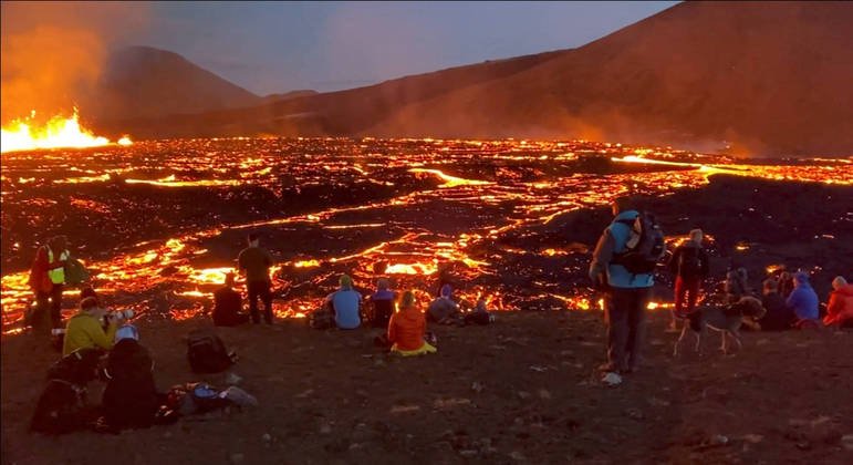 You are currently viewing Erupção de vulcão na Islândia se torna atração turística