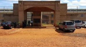 Read more about the article Após render guardas e pegar armas, 35 presos ligados ao PCC fogem de penitenciária do Paraguai