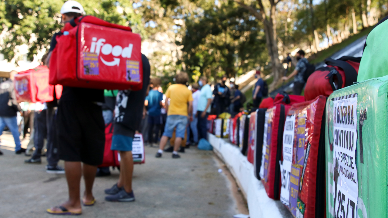 You are currently viewing Sem descanso: entregadores do iFood trabalham mais de 10h por dia, aponta pesquisa