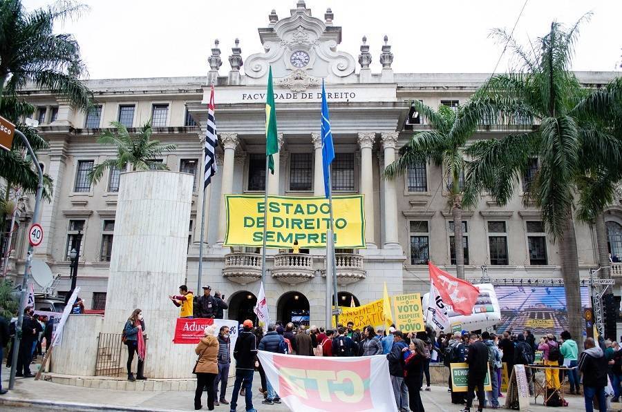 You are currently viewing Atos pela democracia e maior deflação da história marcam a semana<br>