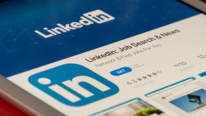 Read more about the article Luta por trabalho: Linkedin fica competitivo e inova nas ferramentas para criadores de conteúdo