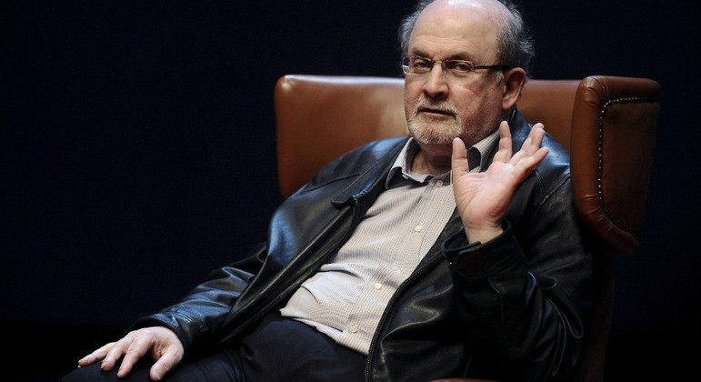 You are currently viewing Jornais linha-dura do Irã elogiam agressor de Salman Rushdie