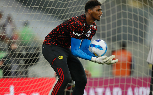 You are currently viewing Mesmo sem jogar, Hugo Souza leva terceiro amarelo e está fora do próximo jogo do Flamengo