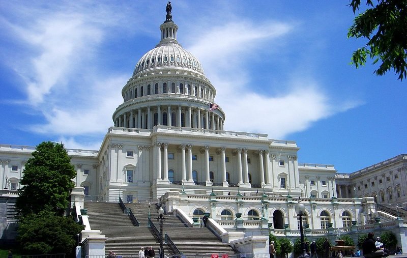 You are currently viewing Homem morre depois de tentar furar barreira próxima ao Congresso nos EUA