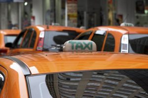 Read more about the article Benefício para taxistas começa a ser pago nesta terça (16) e motoristas podem receber 3 parcelas em agosto