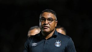 Read more about the article Roger bate no peito e promoverá 3 trocas no time do Grêmio contra o Cruzeiro