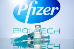 Read more about the article Vacinado quatro vezes, CEO da Pfizer testa positivo para covid