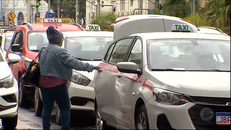 You are currently viewing Taxistas começam a receber amanhã (16) o auxílio mensal para compensar a alta dos combustíveis