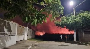 Read more about the article VÍDEO | Incêndio em vegetação na Darly Santos é controlado pelo Corpo de Bombeiros