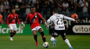 Read more about the article Fagner nega problemas com Vítor Pereira no Corinthians: ‘A gente se dá super bem’