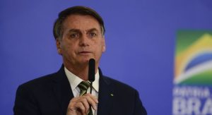 Read more about the article PF afirma que Bolsonaro cometeu crime ao associar vacinas à Aids