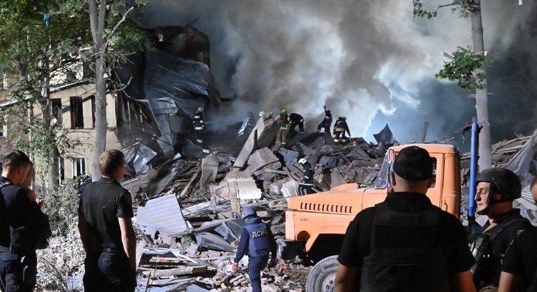 You are currently viewing Rússia bombardeia Kharkiv antes de reunião que ocorre hoje com chefe da ONU, Zelenski e Erdogan 