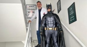 Read more about the article Rir é o melhor remédio: vestidos de Batman, professores dão aula de inglês em hospitais 