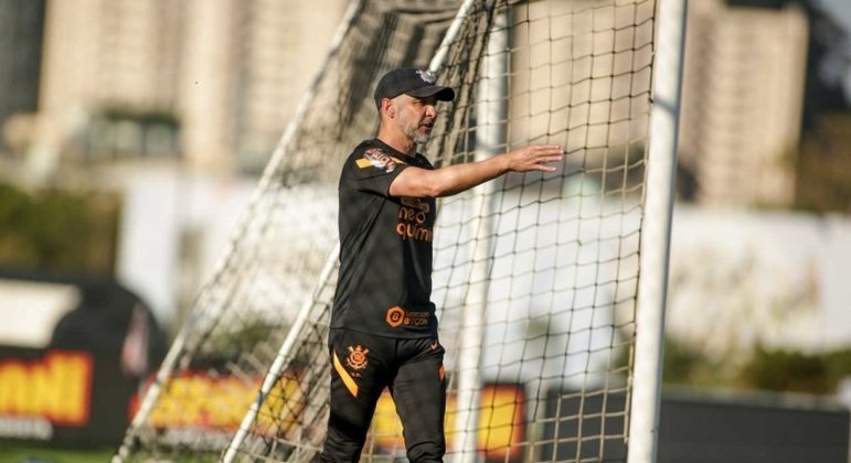 You are currently viewing Seis meses após primeiro treino, Vítor Pereira pode encontrar ‘time-base’ no Corinthians