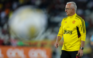 Read more about the article “O complicado é quem tirar”, diz Dorival Júnior sobre possível titularidade de Vidal no Flamengo