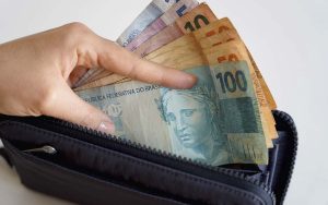 Read more about the article Governo prevê salário mínimo de R$ 1.302 em 2023