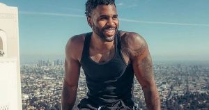 Read more about the article Vídeo: Jason Derulo doa R$ 131 mil para moradora de favela no Rio de Janeiro