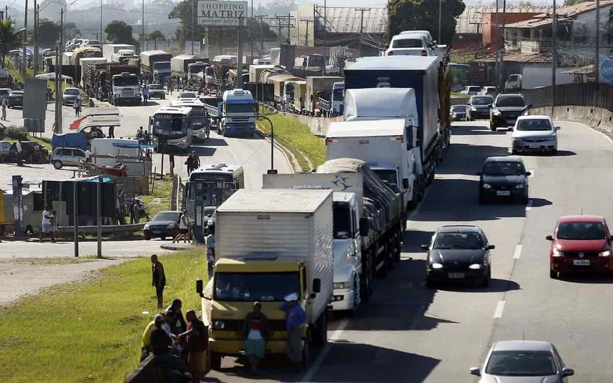 You are currently viewing Auxílio Caminhoneiro terá a repescagem das primeiras parcelas paga hoje