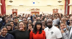 Read more about the article Cardi B visita sua antiga escola, faz discurso e doa US$ 100 mil para atividades extracurriculares