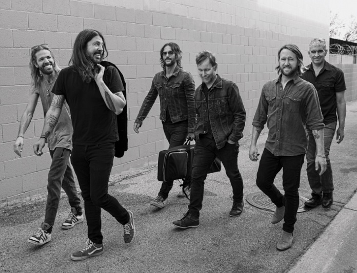 You are currently viewing Foo Fighters anuncia disco de compilação e fãs reclamam de músicas selecionadas