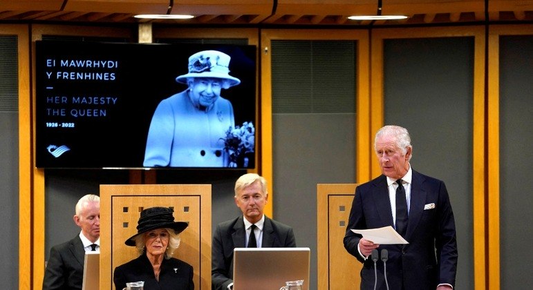 You are currently viewing Rei Charles 3º e rainha consorte são recebidos no parlamento galês pelo primeiro-ministro local