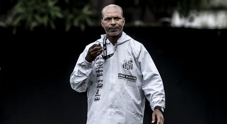 You are currently viewing Orlando Ribeiro leva treino do Santos para gramado sintético do CT Rei Pelé