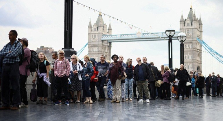 You are currently viewing Polícia de Londres prende homem suspeito de assediar mulheres em fila de velório real