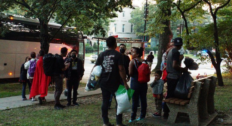 You are currently viewing Texas envia outro ônibus com imigrantes para residência de Kamala Harris