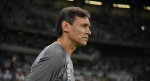 Read more about the article Bustos rebate Goulart e lamenta não ter recebido o prometido no Santos