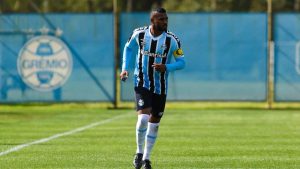 Read more about the article Ressurgiu? Léo Gomes é o grande destaque do Grêmio na estreia da Copa FGF 2022