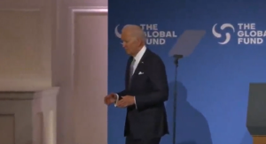 Read more about the article Biden volta a se perder em palco depois de discursar