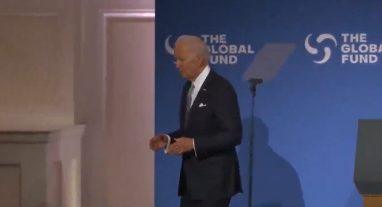 You are currently viewing Biden volta a se perder em palco depois de discursar