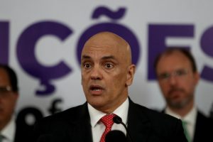 Read more about the article Alexandre de Moraes avalia proposta de fechar clubes de tiros nas eleições