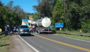 Read more about the article Motoristas morrem em batida entre caminhões e pista é fechada no norte do Paraná