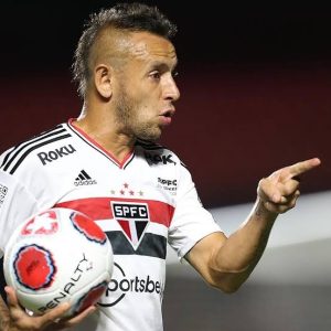 Read more about the article Rafinha surpreende e pode renovar com o São Paulo