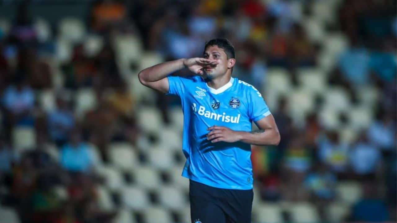 You are currently viewing Centroavante do Grêmio lamenta derrota no Maranhão