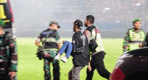 Read more about the article Ao menos 32 crianças estão entre os 125 mortos em tragédia em estádio da Indonésia