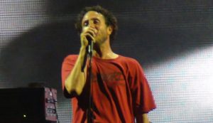 Read more about the article Zack de la Rocha desabafa e anuncia cancelamento da turnê de 2023 do Rage Against the Machine