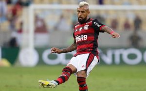 Read more about the article Com moral! Torcedores cobram Vidal como titular no Flamengo