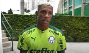 Read more about the article 3 nomes surgem como possíveis substitutos para Danilo no Palmeiras