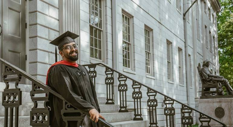 You are currently viewing Conheça a história do menino que vendia frutas e conseguiu estudar em Harvard