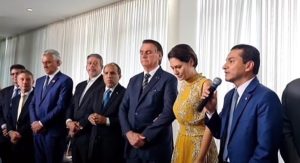 Read more about the article Deputado Marcos Pereira faz oração em encontro de Bolsonaro com aliados