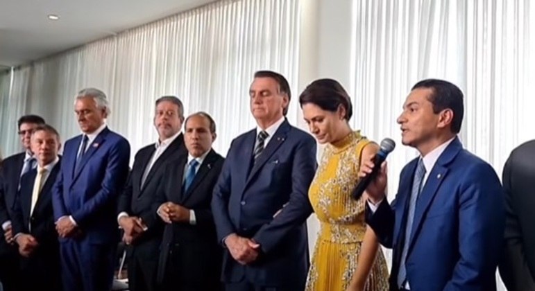 You are currently viewing Deputado Marcos Pereira faz oração em encontro de Bolsonaro com aliados