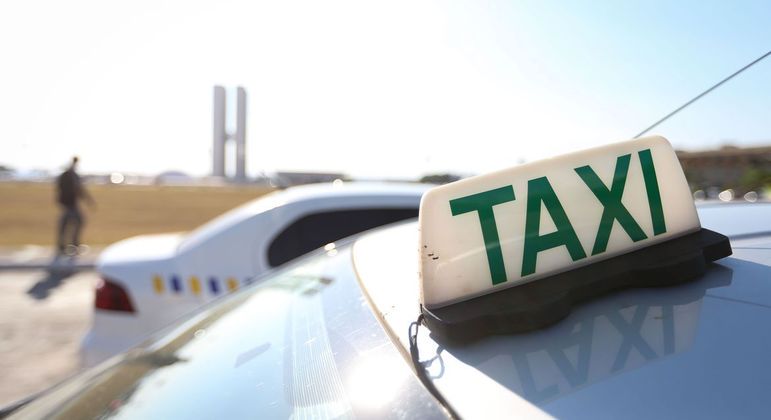 You are currently viewing Governo avalia 13º para taxistas e caminhoneiros em dezembro