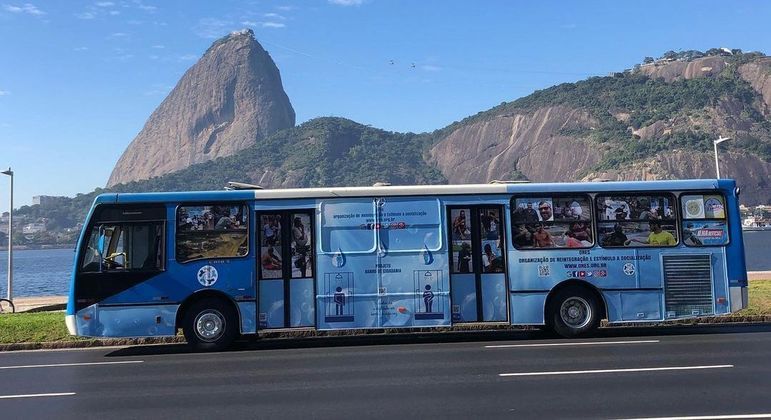 You are currently viewing Empresário cria ônibus adaptado com chuveiros para pessoas em situação de rua